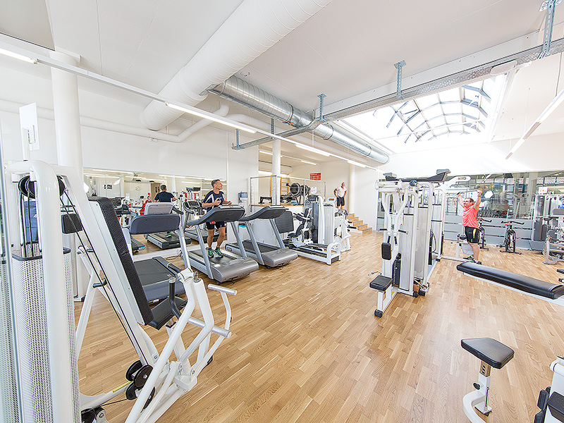 Strength area and cardio area Treadmills Strength equipment ACTIV FITNESS Studio Corcelles