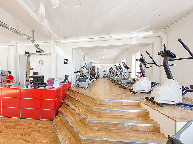 Endurance equipment, bikes above stairs next to counter in ACTIV FITNESS Studio Corcelles