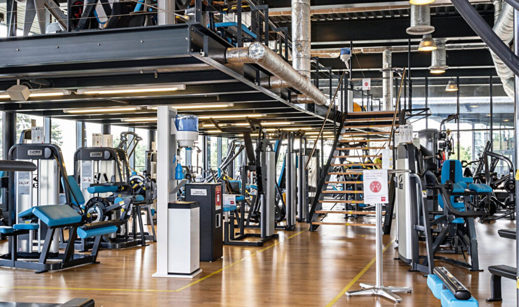 Kraft- und Ausdauerbereich mit verschiedenen Kraft- und Ausdauergeräten im ACTIV FITNESS Studio by Ginevra Bal