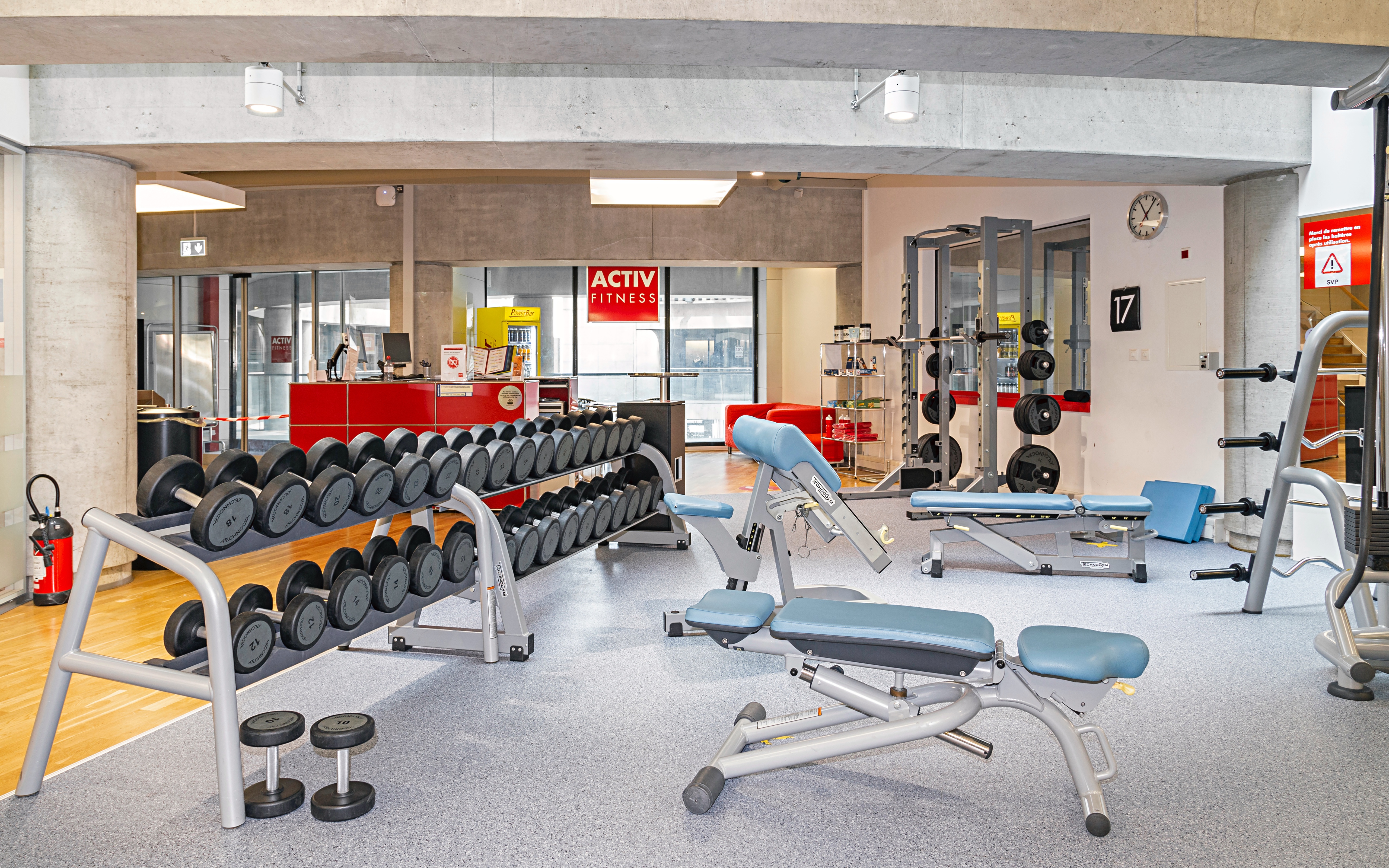 Zone de poids libre avec haltères et rack à squats chez ACTIV FITNESS Lausanne Chauderon