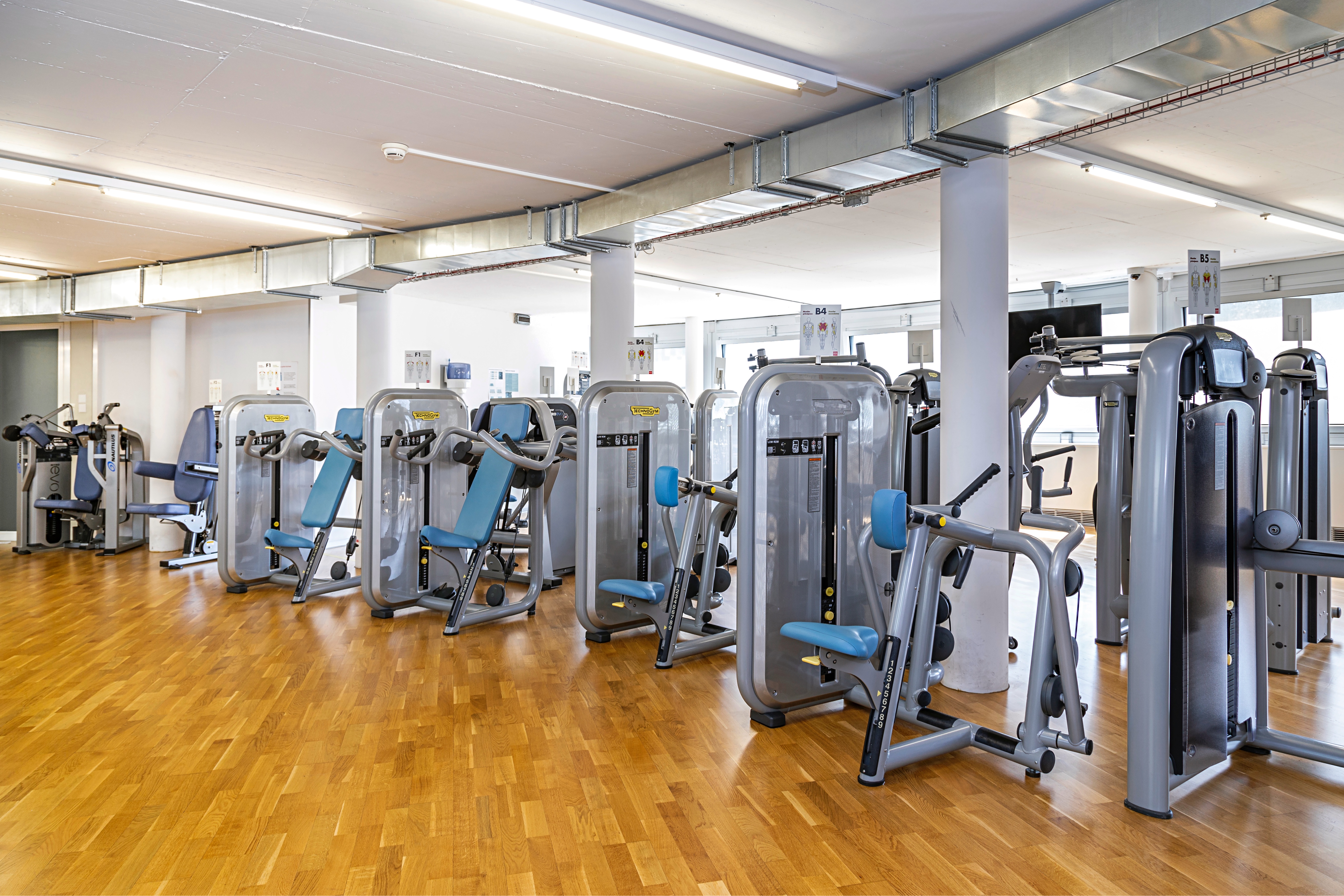 Zone de musculation avec différents appareils de musculation chez ACTIV FITNESS Lausanne Chauderon