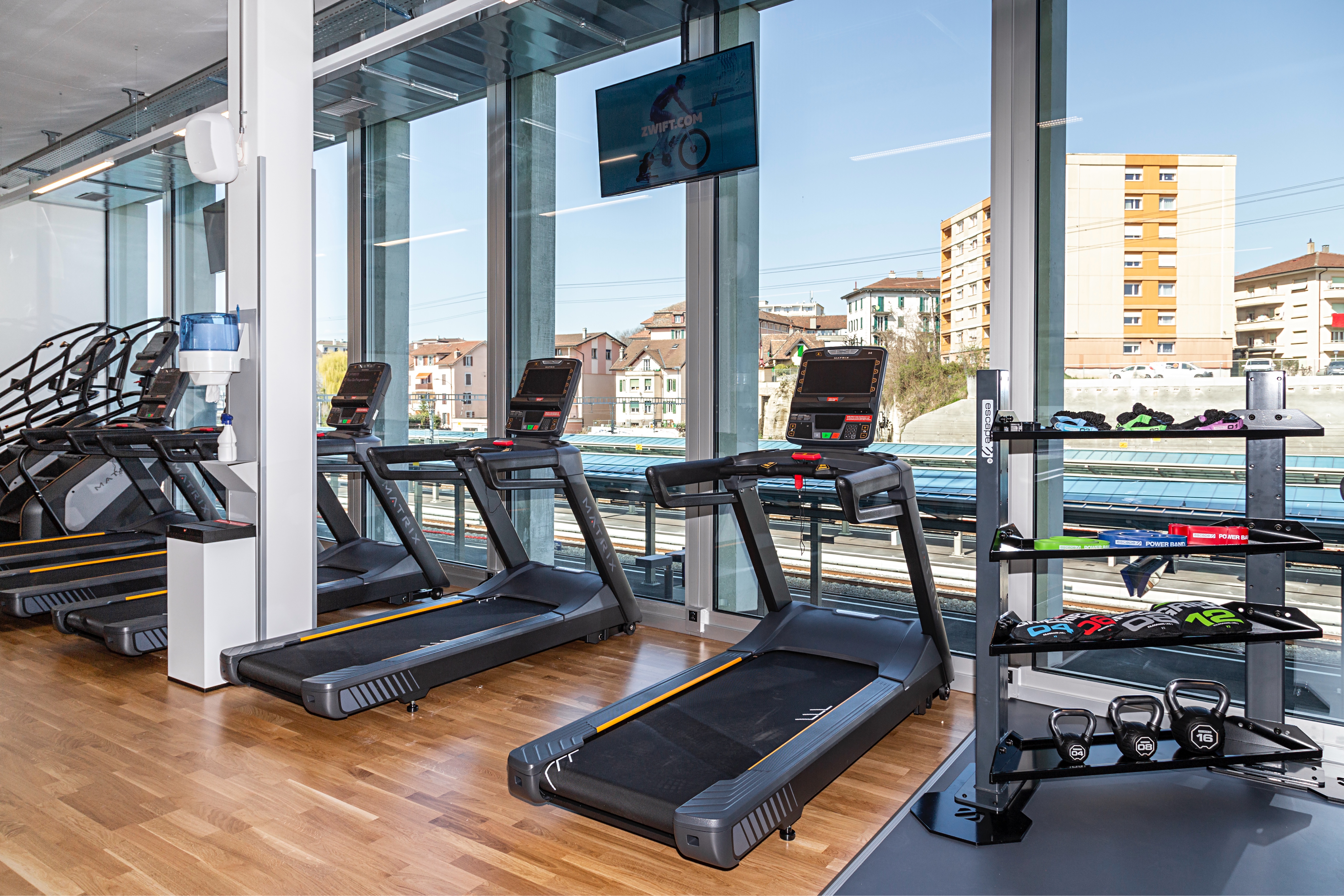 Area di resistenza con tapis roulant e scalatori presso ACTIV FITNESS Renens