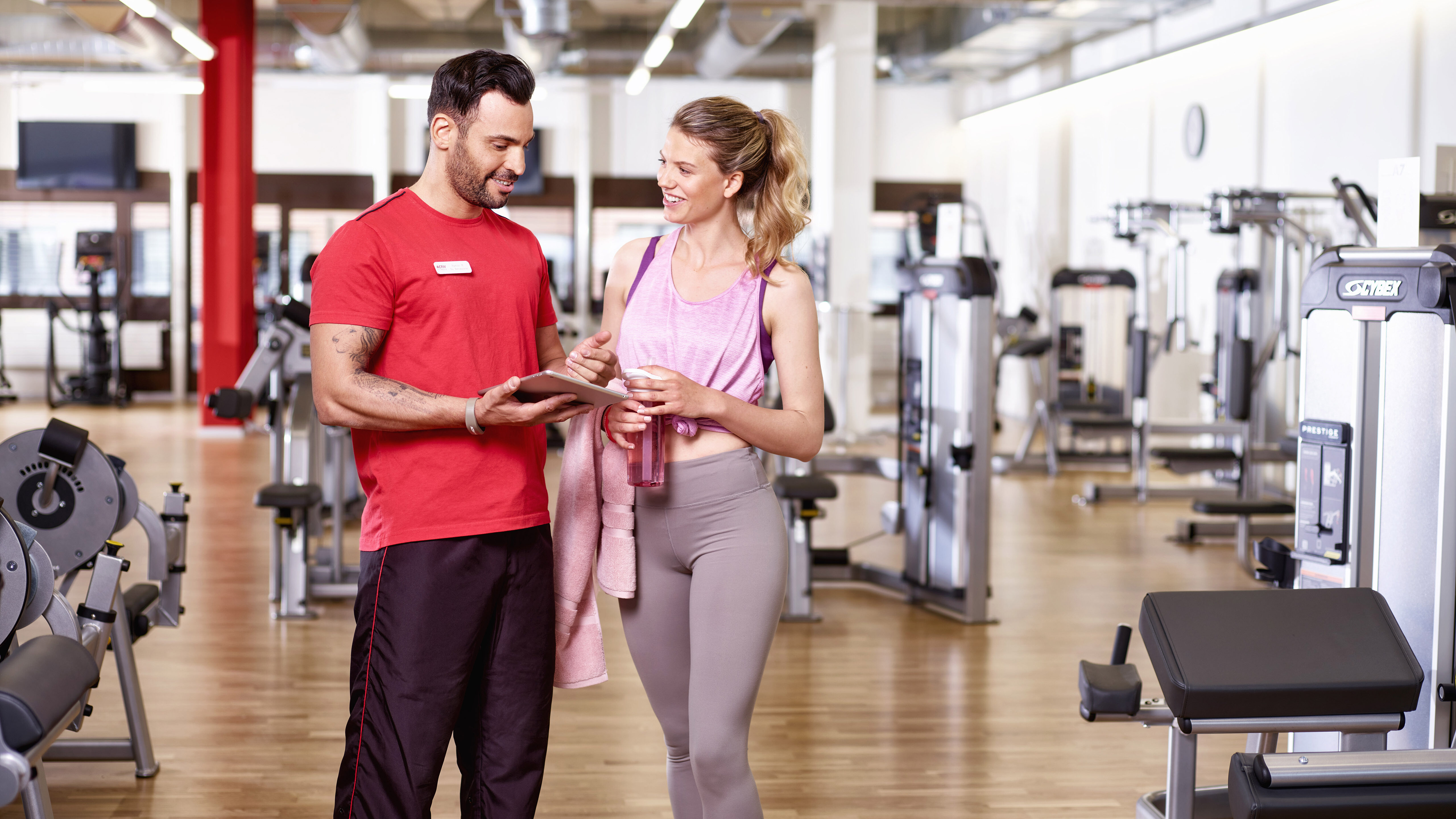 Zwei Personen besprechen das Training im Activ Fitness